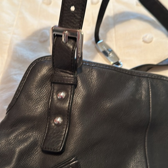 B Makowsky Leather Shoulder bag. Used Condition. See flaws in photos - Picture 9 of 10